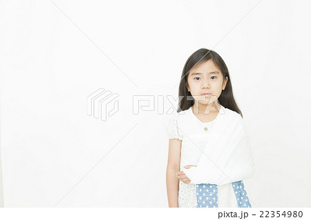 腕をケガしている女の子　骨折　ケガ　怪我　三角巾　女の子　小学生 22354980