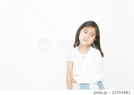 腕をケガしている女の子　骨折　ケガ　怪我　三角巾　女の子　小学生 22354981