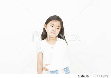 腕をケガしている女の子 骨折 ケガ 怪我 三角巾 女の子 小学生 腕をケガしている女の子 骨折 ケガ 怪我 三角巾 女の子 小学生 22354989