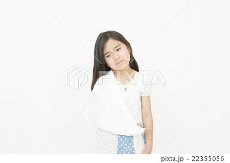 腕をケガしている女の子 骨折 ケガ 怪我 三角巾 女の子 小学生 腕をケガしている女の子 骨折 ケガ 怪我 三角巾 女の子 小学生 22355056