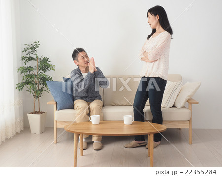 夫婦喧嘩 怒るミドル女性と謝るミドル男性 22355284