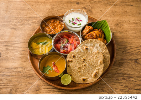 インドの典型的なカレー定食 ミールズ  Lunch of meals south India インドの典型的なカレー定食 ミールズ  Lunch of meals south India 22355442
