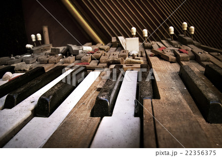 Old broken piano 22356375