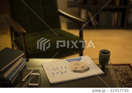 テーブルに置かれた子供の絵 テーブルに置かれた子供の絵 22357730