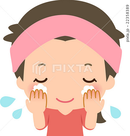 泡で洗顔する若い女性 泡で洗顔する若い女性 22358389