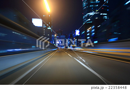 夜の首都高速道路ドライブ 交通イメージの写真素材