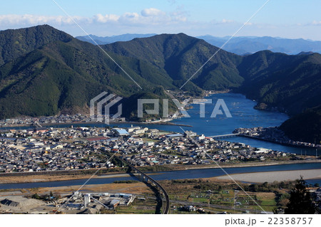 南紀の山並みと海沿いの街 22358757