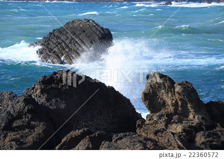 荒磯の波飛沫 荒磯の波飛沫 22360572
