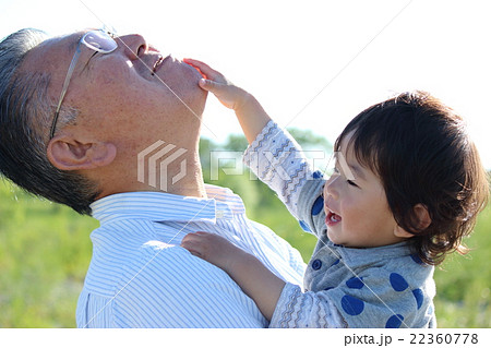 孫と祖父 22360778