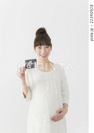 超音波写真をもつ妊婦 超音波写真をもつ妊婦 22360928