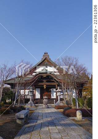 信州　安曇野の寺院　光照山宗林寺　国道１９号沿いの大きな山門が目立つお寺　本堂正面　縦 22361306