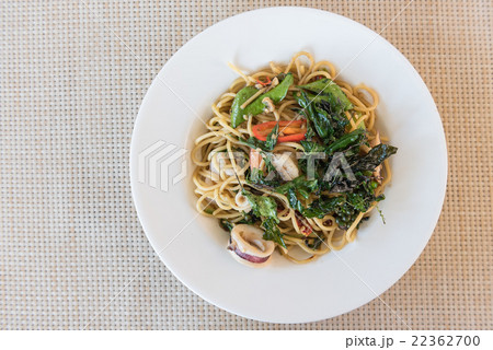 Spicy Spagetti seafood on wood table Spicy Spagetti seafood on wood table 22362700