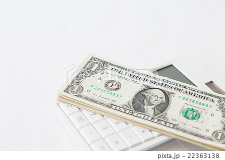 電卓とドル　白バック 22363138