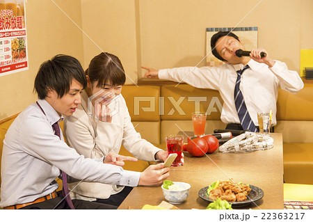 カラオケボックスの男女 カラオケボックスの男女 22363217