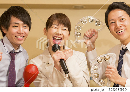 カラオケで盛り上がる会社帰りの日本人男女　 22363549