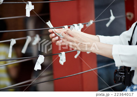 おみくじをひいた女性 22364017