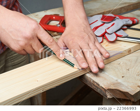 Marking the cutting line of the board Marking the cutting line of the board 22366993