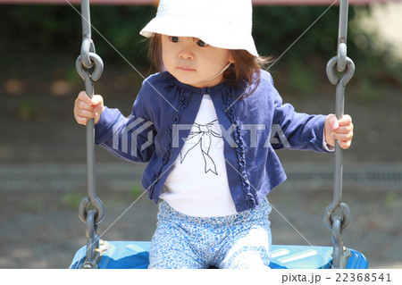 ブランコで遊ぶ幼児(1歳児) 22368541