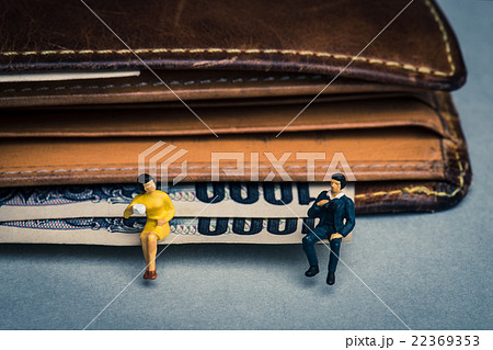 財布のお札 座っている男女 ミニチュア 財布のお札 座っている男女 ミニチュア 22369353