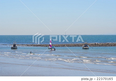 引き潮の材木座海岸と和賀江島の写真素材 22370165 Pixta