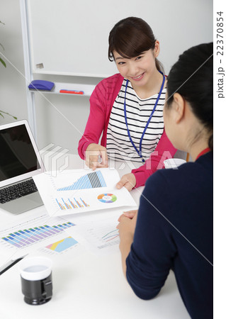 ビジネスシーン打ち合わせ ビジネスシーン打ち合わせ 22370854