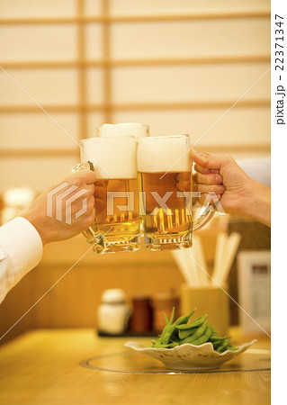 居酒屋で乾杯する若い男女 22371347