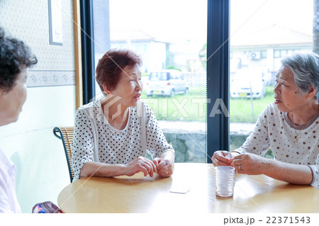 楽しくおしゃべりをしている高齢者女性 22371543