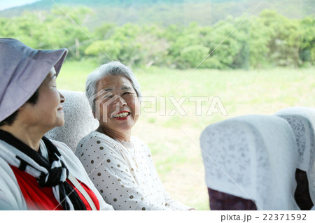 観光バス旅行 高齢者女性 観光バス旅行 高齢者女性 22371592