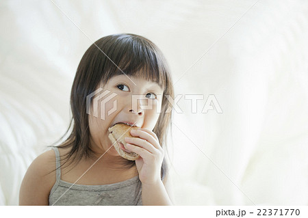 サンドイッチを食べる女の子の写真素材