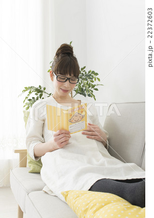 母子手帳を見る妊婦 22372603