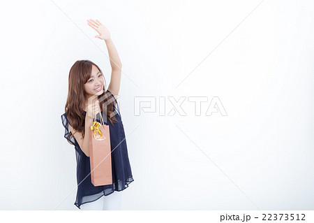 プレゼント（ワイン）を持ってる女性 22373512