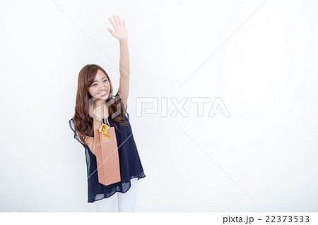 プレゼント(ワイン)を持ってる女性 プレゼント(ワイン)を持ってる女性 22373533
