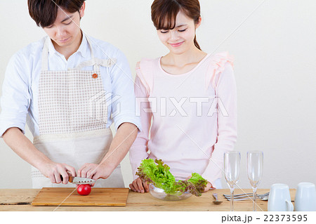 夫婦の料理シーン (男性の手料理) 夫婦の料理シーン (男性の手料理) 22373595