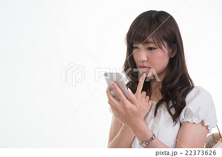 スマートフォンを操作する女性 スマートフォンを操作する女性 22373626