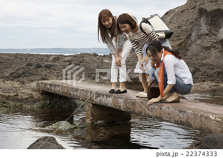 旅を楽しむ女性 22374333