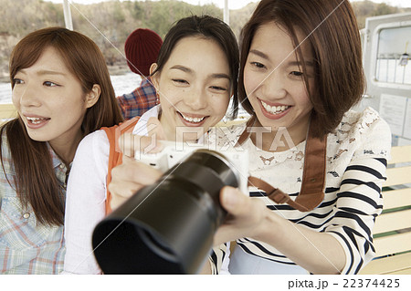 旅を楽しむ女性 22374425