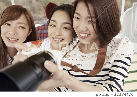 旅を楽しむ女性 22374470