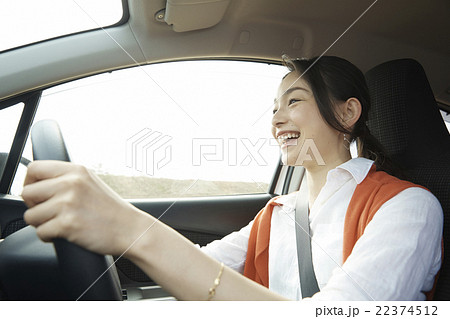 旅を楽しむ女性 旅を楽しむ女性 22374512