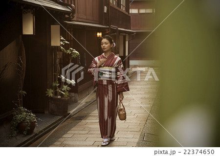 着物で観光する女性 22374650