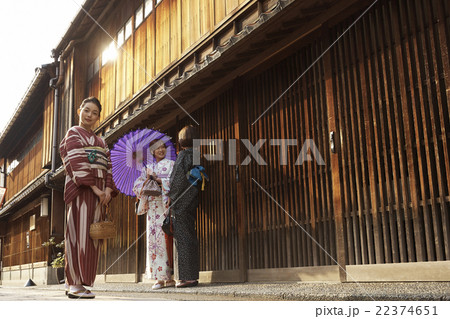 着物で観光する女性たち 22374651