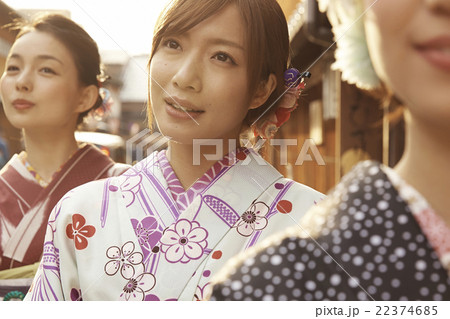 着物で観光する女性たち 着物で観光する女性たち 22374685