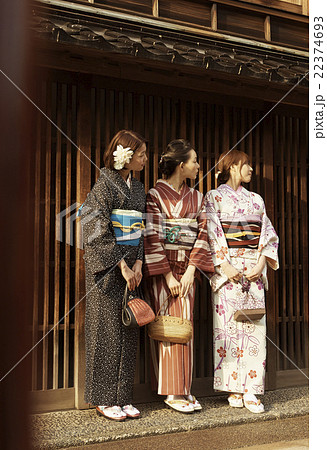 着物で観光する女性たち 22374693