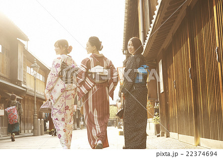 着物で観光する女性たち 22374694
