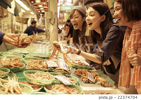 市場を観光する女性たち 22374704