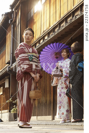 着物で観光する女性たち 22374758