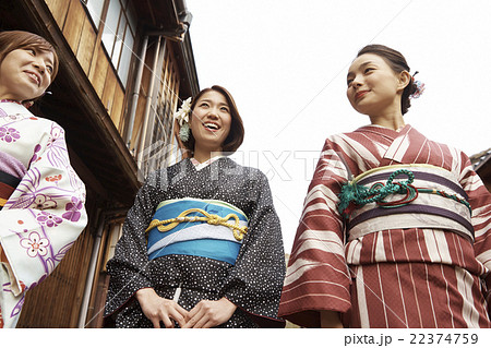 着物で観光する女性たち 22374759