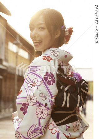 着物で観光する女性 22374792