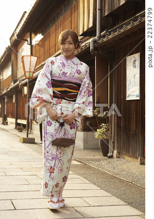 着物で観光する女性 22374799