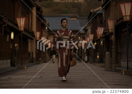着物で観光する女性 22374800