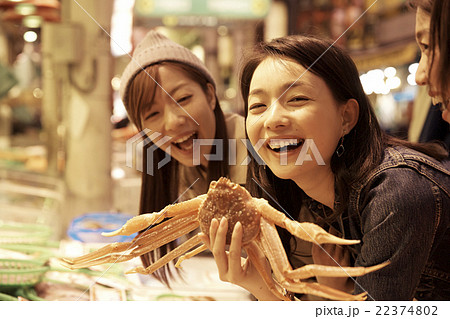 市場を観光する女性たち 22374802